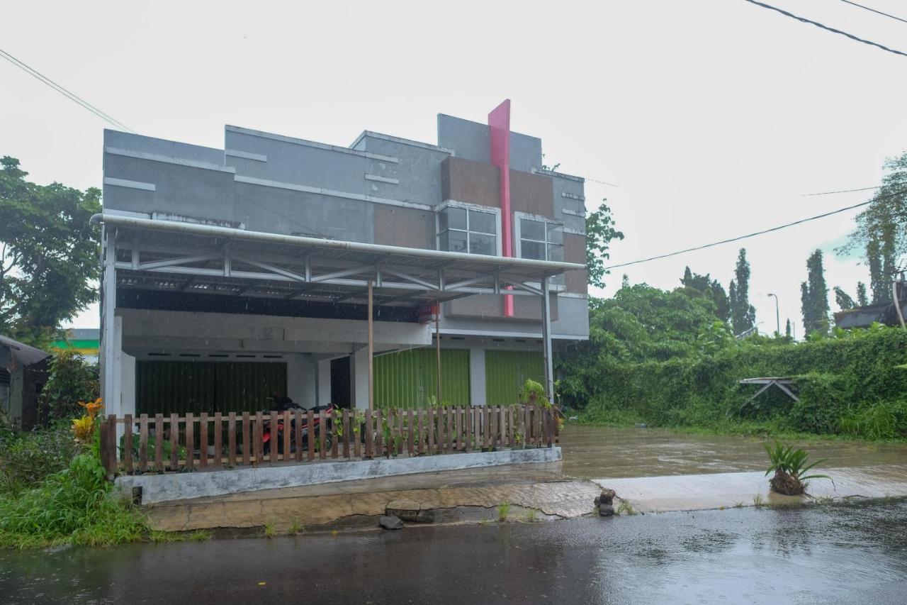 Reddoorz At Lapangan Bandara Sam Ratulangi Manado Hotel Exterior photo