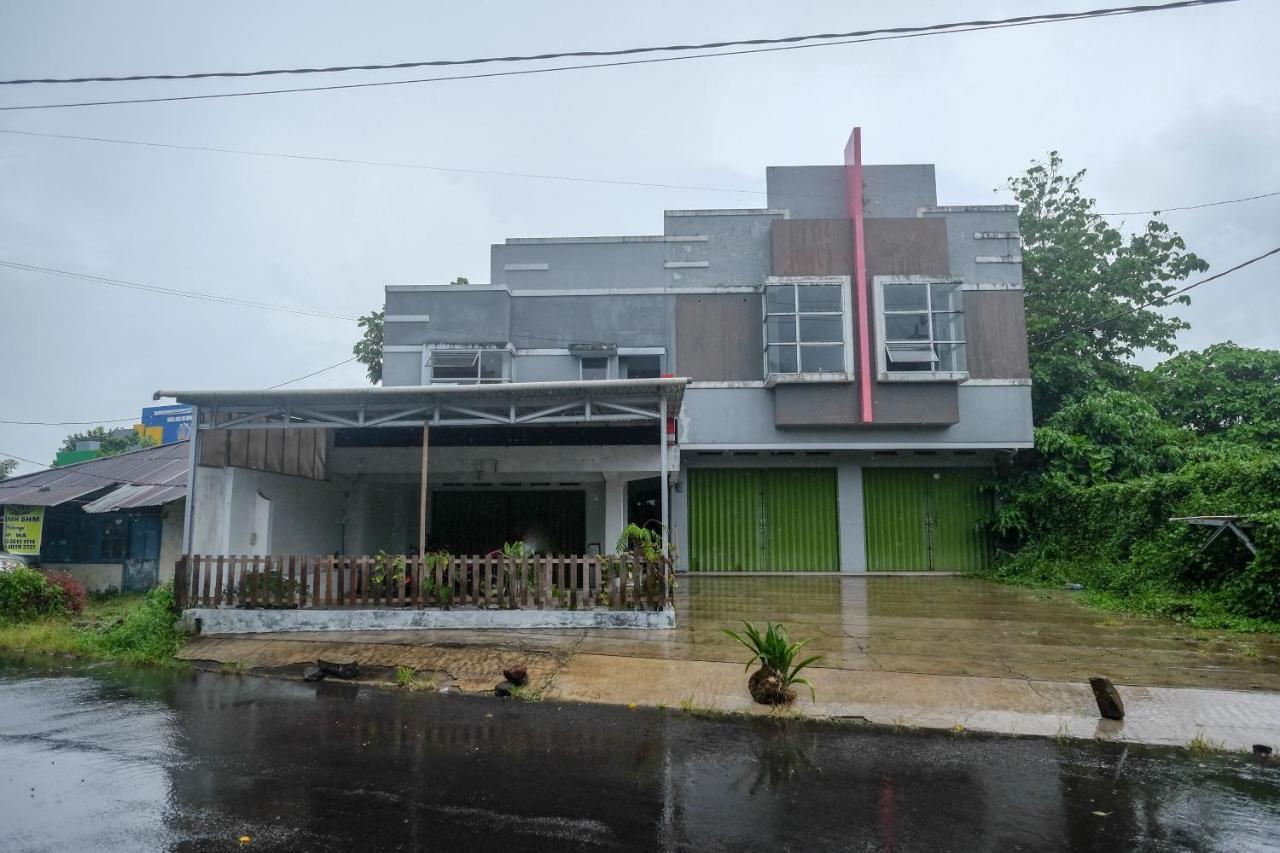 Reddoorz At Lapangan Bandara Sam Ratulangi Manado Hotel Exterior photo